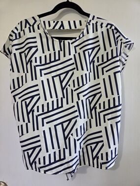SHEIN Navy and White Geometric Short Sleeve Blouse